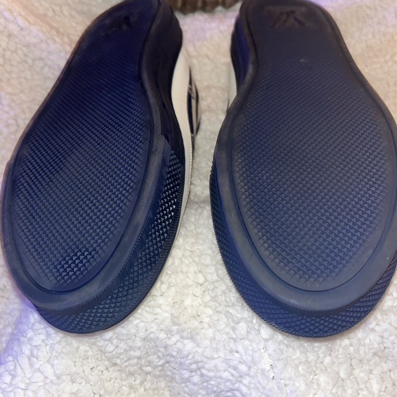 Authentic Louis Vuitton Sneakers 7.5 - Picture 9 of 11